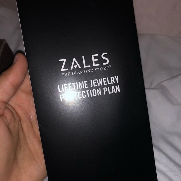 Engagement ring - Picture 7 of 7